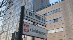 Odsłonięcie tablicy z nazwą ulicy im. Lecha Kaczyńskiego w Wilnie. Źródło: Ambasada RP w Wilnie