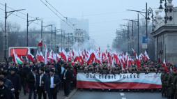 Uczestnicy Biało-Czerwonego Marszu „Dla Ciebie Polsko". Fot. PAP/T. Gzell