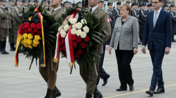 Premier RP Mateusz Morawiecki i kanclerz Niemiec Angela Merkel (C) składają wieńce przed Grobem Nieznanego Żołnierza w Warszawie. Fot. PAP/J. Kamiński