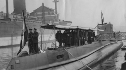 Wciąganie bandery po wodowaniu okrętu podwodnego ORP Orzeł w stoczni Vlissingen. Źródło: NAC