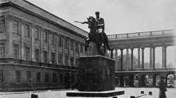 Pomnik księcia Józefa Poniatowskiego przed Pałacem Saskim. Fot. PAP/CAF/Reprodukcja