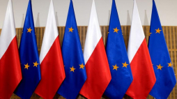 Flagi: Polski oraz Unii Europejskiej. Fot. PAP/D. Delmanowicz 