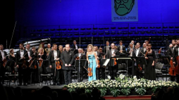 Niemiecka skrzypaczka Anne-Sophie Mutter (C) podczas koncertu w Teatrze Wielkim-Operze Narodowej w Warszawie będącego finałem Festiwalu Krzysztofa Pendereckiego i inauguracją festiwalu EUFONIE. Fot. PAP/L. Szymański