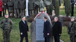 Prezydent Andrzej Duda (2L) podczas uroczystego odsłonięcia pomnika upamiętniającego 100. rocznicę odbudowy państwa polskiego i zasłużonych lokalnych działaczy niepodległościowych w miejscowości Podsarnie. Fot. PAP/J. Bednarczyk