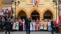 Prezydent Andrzej Duda (C) podczas uroczystości „Z Zakliczyna do Łowczówka” na Rynku w Zakliczynie. Fot. PAP/P. Topolski