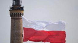 Polska flaga na latarni morskiej w Świnoujściu w Dzień Flagi RP. 02.05.2017. Fot. PAP/M. Bielecki