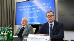 Prezes IPN Jarosław Szarek (P) i senator Piotr Andrzejewski (P) podczas konferencji popularnonaukowej "Odbudowa państwa polskiego - prawo i polityka historyczna po 1918 r." Fot. PAP/L. Szymańsk