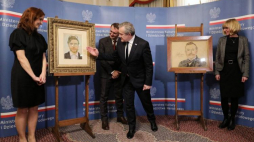 Dyrektor Muzeum Narodowego w Krakowie Andrzej Betlej (C-L) i wicepremier, minister kultury i dziedzictwa narodowego Piotr Gliński (C-P) oraz kurator wystawy "Wyspiański" w Muzeum Narodowym w Krakowie Magdalena Laskowska (L) i konserwator z Muzeum Narodowego w Krakowie Łucja Skoczeń-Rąpała (P) podczas uroczystego przekazania do Muzeum Narodowego w Krakowie, dwóch dzieł Stanisława Wyspiańskiego zakupionych dzięki dotacji MKiDN. Fot. PAP/P. Supernak