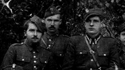 Żołnierz podziemia niepodległościowego Antoni Wąsowicz ps. Roch (pośrodku). Źródło: IPN