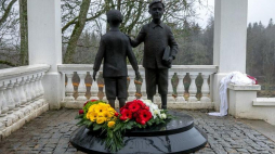 Pomnik braci Narutowiczów - Stanisława i Gabriela na terenie pałacu w Rennowie. Źródło: Ambasada RP na Litwie
