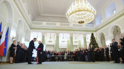 Prezydent Andrzej Duda i odznaczony Krzyżem Oficerskim Orderu Odrodzenia Polski ksiądz Stanisław Sojka podczas uroczystości wręczenia odznaczeń państwowych działaczom opozycji antykomunistycznej w rocznicę wprowadzenia stanu wojennego. PAP/M. Obara