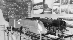 Fragment stoiska PKP w polskim pawilonie na Wystawie Światowej w Nowym Jorku. Widoczne modele parowozów - z lewej Pm 36 z otuliną aerodynamiczną, z prawej Pt 31. 1935 r. Fot. NAC