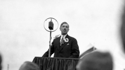Eugeniusz Kwiatkowski przemawia podczas obchodów Święta Morza w Gdyni. 1932 r. Fot. NAC