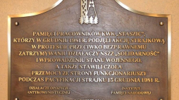 Tablica upamiętniająca strajk górników z KWK Staszic w grudniu 1981 r. Fot. IPN