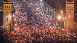 Uczestnicy marszu zorganizowanego przez Stowarzyszenie Marsz Niepodległości przechodzą przez Most Poniatowskiego w Warszawie. 11.11.2018. Fot. PAP/L. Szymański