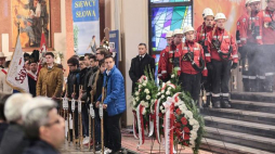 Uroczysta msza święta w katowickim kościele pw. Podwyższenia Krzyża Świętego rozpoczęła główne obchody 37. rocznicy pacyfikacji kopalni "Wujek". Fot. PAP/H. Bardo
