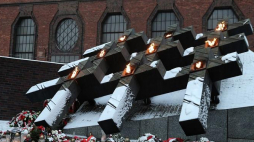 Obchody 37. rocznicy pacyfikacji kopalni "Wujek" przed Pomnikiem upamiętniającym zamordowanych górników. Fot. PAP/A. Grygiel
