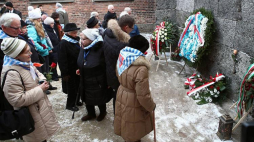 Byli więźniowie niemieckich obozów złożyli kwiaty i zapalili znicze pod Ścianą Śmierci na terenie b. obozu Auschwitz. 27.01.2019. Fot. PAP/Ł. Gągulski