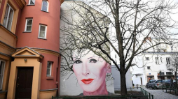 Mural Bruna Althamera w Warszawie upamiętniający Korę. Fot. PAP/R. Pietruszka