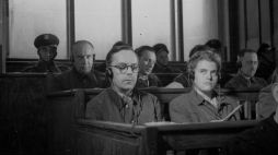 W ławie oskarżonych w pierwszym rzędzie Artur Liebehenschel, komendant KL Auschwitz podczas tzw. pierwszego procesu oświęcimskiego. Fot. PAP/CAF