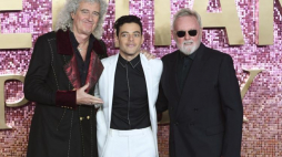 Amerykański aktor Rami Malek, który gra rolę Freddie'ego Mercury, pozuje z członkami zespołu Queen Rogerem Taylorem i Brianem May'em. Fot. PAP/EPA