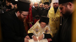 Ekumeniczny Patriarcha Konstantynopola Bartłomiej I podpisał tomos o autokefalii Cerkwi Prawosławnej Ukrainy. Fot. PAP/EPA