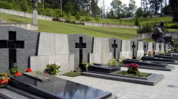 Groby poległych pod wieżą telewizyjną w Wilnie w 1991 r. na Cmentarzu Antokolskim. Fot. PAP/R. Sikora