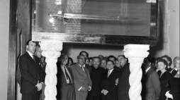 W 1959 r. do kraju powróciły z Kanady skarby związane z dziejami Polski, m.in. „Szczerbiec” - na zdjęciu w skarbcu koronnym na Wawelu. Fot. PAP/CAF