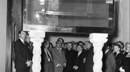 W 1959 r. do kraju powróciły z Kanady skarby związane z dziejami Polski, m.in. „Szczerbiec” - na zdjęciu w skarbcu koronnym na Wawelu. Fot. PAP/CAF
