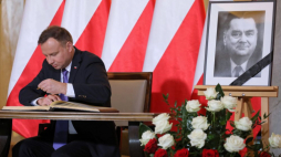 Prezydent Andrzej Duda wpisuje się do księgi kondolencyjnej, wystawionej w KPRM po śmierci Jana Olszewskiego. Fot. PAP/P. Supernak