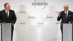 Minister spraw zagranicznych Jacek Czaputowicz (P) oraz sekretarz stanu USA Mike Pompeo (L) podczas konferencji prasowej na PGE Narodowym w Warszawie podsumowującej warszawską konferencję poświęconą sprawom pokoju i bezpieczeństwa na Bliskim Wschodzie. Fot. PAP/P. Supernak