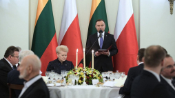 Prezydent RP Andrzej Duda (P) i prezydent Litwy Dalia Grybauskaite (L) podczas oficjalnego obiadu wydanego w Pałacu Prezydenckim w Warszawie. Fot. PAP/M. Obara