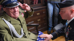 Powstaniec warszawski płk Kazimierz Klimczak (L) otrzymał flagę od Kongresu USA podczas obchodów swoich 105. urodzin w Bibliotece Muzeum Powstania Warszawskiego. Fot. PAP/P. Nowak