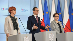 Premier Mateusz Morawiecki (C), minister edukacji narodowej Anna Zalewska (P) i minister rodziny, pracy i polityki społecznej Elżbieta Rafalska (L) podczas konferencji prasowej, po posiedzeniu rządu,  m.in. nt. programu "Posiłek w szkole i w domu". PAP/R. Pietruszka