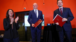 Dyrektor Muzeum Sztuki Nowoczesnej Joanna Mytkowska (L), prezydent Warszawy Rafał Trzaskowski (P), oraz prezes zarządu WARBUD S.A. Jerzy Werle (C) podczas podpisania umowy w Warszawie na budowę Muzeum Sztuki Nowoczesnej. PAP/R. Guz