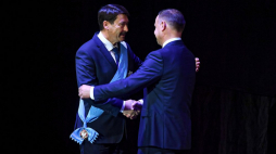 Prezydent Węgier Janos Ader (L) odznaczony przez prezydenta Andrzeja Dudę Orderem Orła Białego podczas Gali Przyjaźni Polsko-Węgierskiej w Kieleckim Teatrze Tańca. Fot. PAP/P. Polak