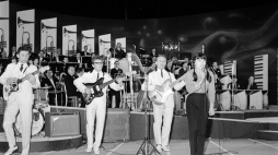 Karin Stanek z zespołem Czerwono-Czarni na Festiwalu Piosenki w Sopocie. 1964 r. Fot. PAP/CAF/J. Tymiński