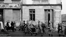 Zdjęcie wykonanie w 1941 r. przez Andreasa Kaszę, informatora gestapo, podczas wysiedlania ludności żydowskiej przez Niemców z Oświęcimia. Źródło: http://www.ajcf.pl/online-exhibition