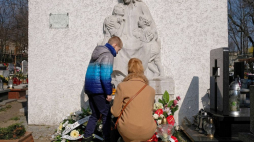 Obchody 100. rocznicy pożaru, w którym zginęło 76 dzieci - uroczystości przy zbiorowej mogile na Cmentarzu Lipowym w Gliwicach. Fot. PAP/A. Grygiel