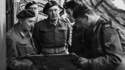 Gen. Stanisław Maczek (C) podczas ćwiczeń 1. Dywizji Pancernej przed inwazją na kontynent. Scarborough, 07.1944. Fot. NAC