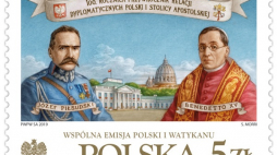 Wspólny znaczek Poczty Polskiej i Poczty Watykańskiej z okazji 100. rocznicy przywrócenia relacji dyplomatycznych Polski ze Stolicą Apostolską