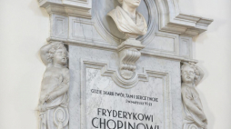 Tablica upamiętniająca miejsce złożenia serca Fryderyka Chopina w Bazylice św. Krzyża w Warszawie. Fot. PAP/M. Obara