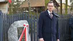 Premier Mateusz Morawiecki podczas uroczystości odsłonięcia tablicy pamięci Rodziny Lubkiewiczów w Sadownem. Fot. PAP/P. Piątkowski