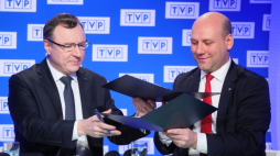 Prezes Zarządu TVP S.A. Jacek Kurski i wiceszef MSZ Szymon Sękowski vel Sęk podpisali w Warszawie porozumienie ws. współdziałania w zakresie tworzenia kanału TVP Wilno.  PAP/P. Supernak