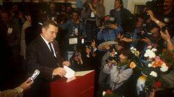 Lech Wałęsa oddaje głos w wyborach parlamentarnych. Gdańsk, 04.06.1989. Fot. PAP/PAI/J. Bogacz