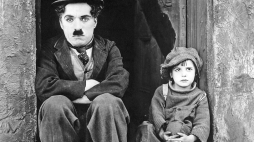 Charlie Chaplin i Jackie Coogan w filmie "Brzdąc". Źródło: Wikimedia Commons