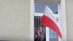 Poznań, 27.12.2018. Mieszkanka Poznania z flagą narodową. Fot. PAP/J. Kaczmarczyk