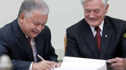 Prezydent RP Lech Kaczyński (L) i prezydent Litwy Valdas Adamkus podczas ceremonii otwarcia nowej siedziby ambasady Litwy w Warszawie. 29.06.2006. Fot. PAP/P. Kula