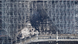 Zniszczenia dachu katedry Notre Dame. Fot. PAP/EPA