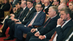 Prezes Polskiej Fundacji Narodowej Filip Rdesiński, premier Mateusz Morawiecki, szef gabinetu politycznego premiera Marek Suski i członek zarządu Polskiej Fundacji Narodowej Robert Lubański podczas pokazu filmu „Poland: The Royal Tour”. Fot. PAP/R. Pietruszka